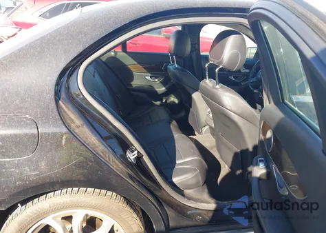 2015 Mercedes-Benz C 300 из США, поврежденный, VIN 55SWF4JB4FU094764